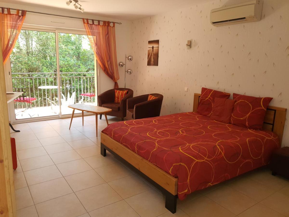 Villa des masques Aubais Extérieur photo